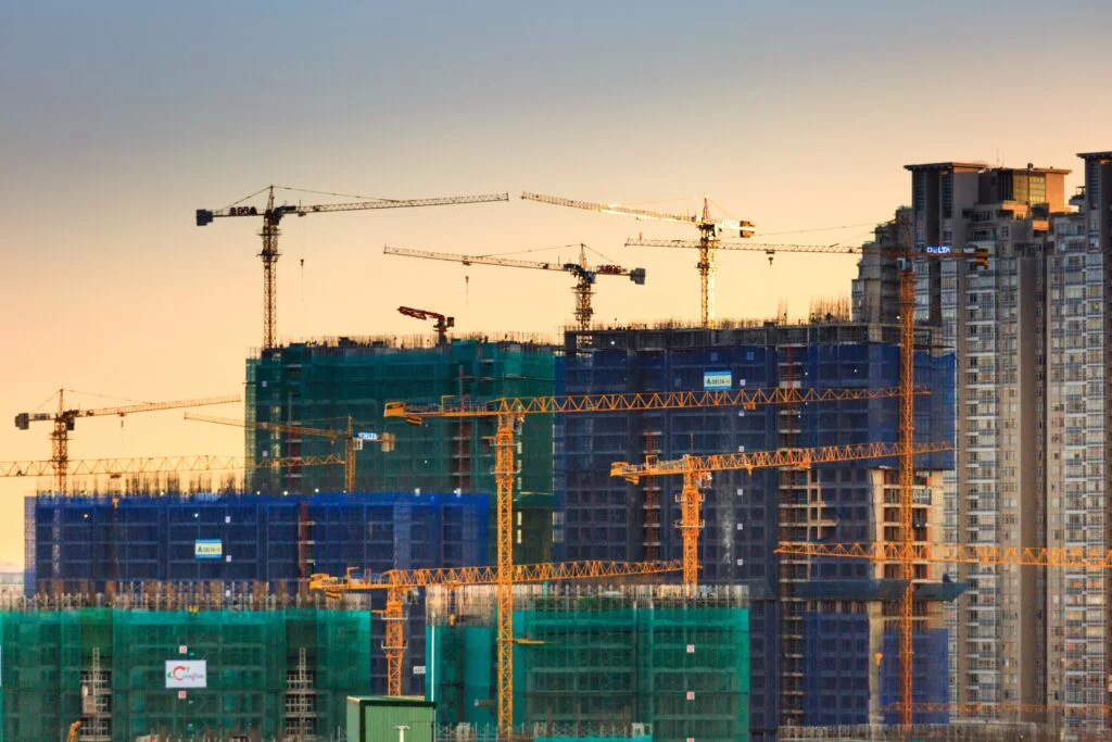 Understanding the Guaranteed Long-Term Risks in Construction Projects